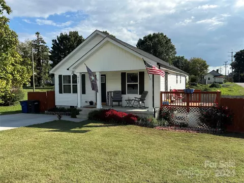 617 Raleigh W Ave W, Statesville, NC 28677