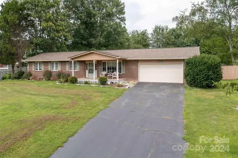 116 Wynnbrook Dr, Hendersonville, NC 28792