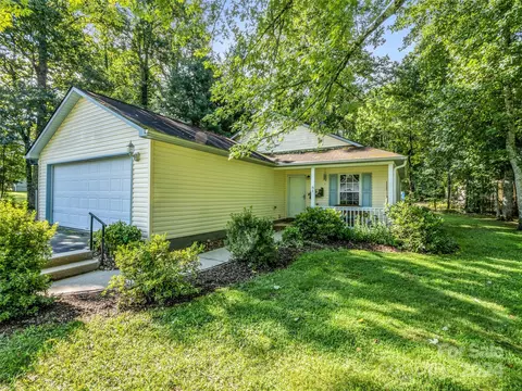 61 Simmons Dr, East Flat Rock, NC 28726
