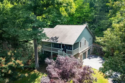 135 Woodburn Dr, Swannanoa, NC 28778