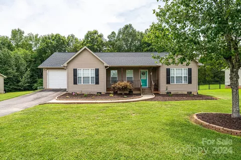 307 Cape Hickory Rd, Hickory, NC 28601