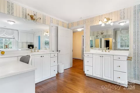 Bath - 1014 2nd Nw Ave NW, Conover, NC 28613 photo 4 of 5