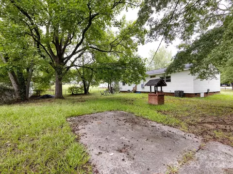 Exterior - 1302 E 1st St, Kannapolis, NC 28083 photo 5 of 7