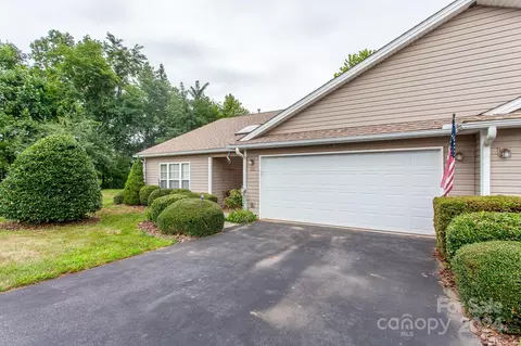 302 Castle Creek Dr, Waynesville, NC 28786