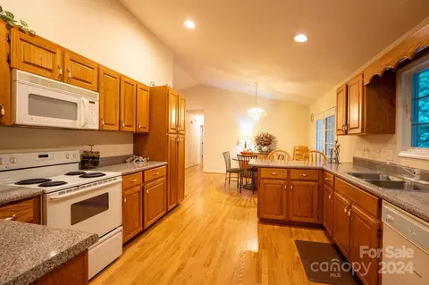 63 N Point Rd, Sylva, NC 28779 photo 5