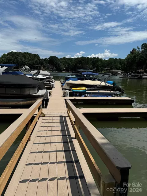 2369 Capes Cove Dr, Sherrills Ford, NC 28673