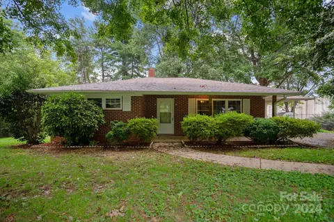 401 Poplar 8 Cir #8, Yadkinville, NC 27055