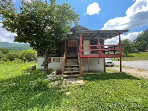 1415 Lake Logan Rd, Canton, NC 28716