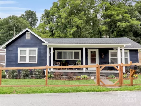 197 Mulberry St, Clyde, NC 28721