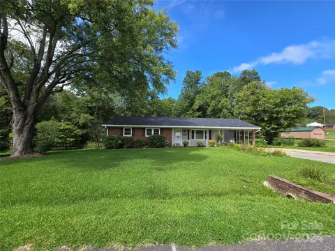 1564 Eastway St, Morganton, NC 28655