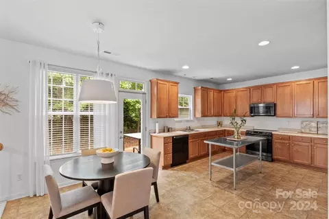 8515 Ridgeline Ln, Charlotte, NC 28269