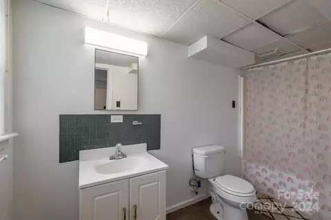 Bath - 323 Fleming Ave, Marion, NC 28752 photo 3 of 3