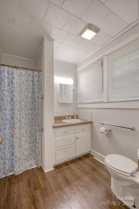 Bath - 323 Fleming Ave, Marion, NC 28752 photo 2 of 3