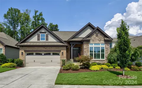 17206 Coves Edge Ln, Charlotte, NC 28278