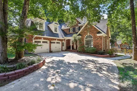 2649 Willowbrook Dr, Matthews, NC 28104