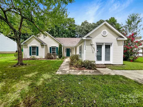 9828 Northwoods Forest Dr, Charlotte, NC 28214