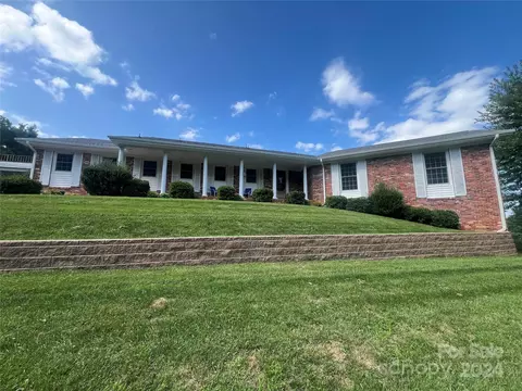 723 Old Orchard Dr, Hendersonville, NC 28739