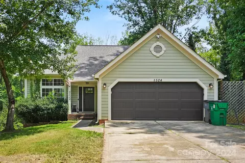 8524 Woodford Bridge Dr, Charlotte, NC 28216