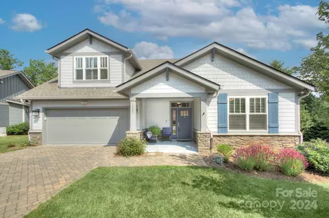 265 Hogans View Cir, Hendersonville, NC 28739