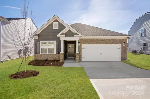 105 Woodvale Dr, Waynesville, NC 28786