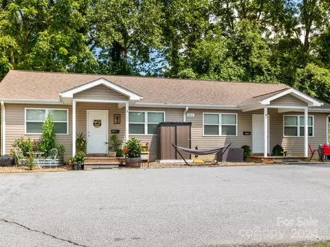 833 3rd W Ave W, Hendersonville, NC 28739