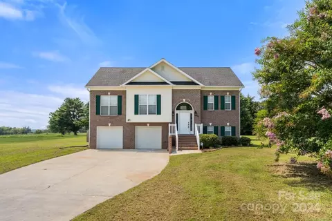 131 N Hazelwood Dr, Mocksville, NC 27028