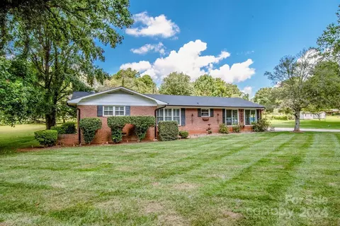 Exterior - 207 Central Heights Dr, Concord, NC 28025 photo 1 of 8