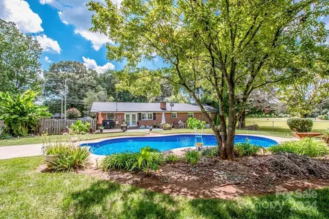 Exterior - 207 Central Heights Dr, Concord, NC 28025 photo 4 of 8