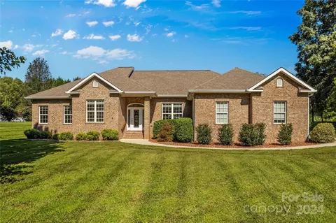 2427 Falcon Ln, Statesville, NC 28625
