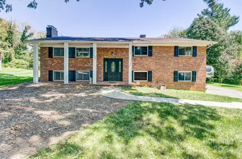 1134 Carousel Ln, Hendersonville, NC 28792