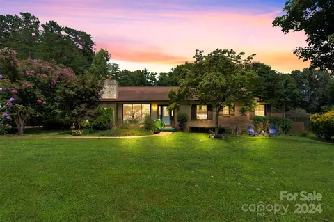 6114 Northlakes Dr, Hickory, NC 28601