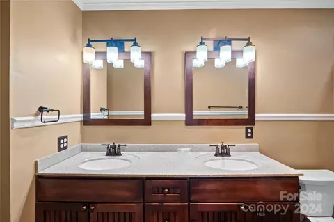 Bath - 817 Mitchell Ave, Salisbury, NC 28144 photo 2 of 3
