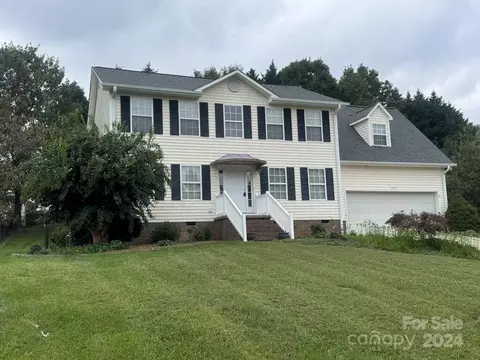 2409 27th Avenue Cir, Hickory, NC 28601
