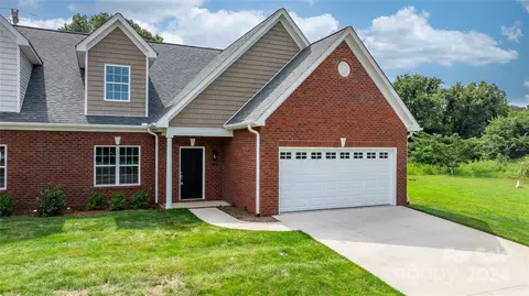 1988 Talbot Ln, Hickory, NC 28602