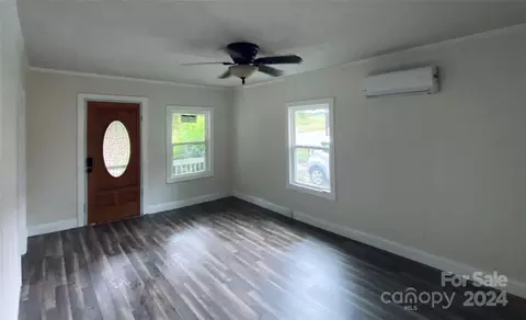 Living - 705 Taylor St, Lancaster, SC 29720 photo 1 of 2