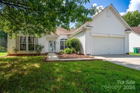 5833 Branthurst Dr, Charlotte, NC 28269