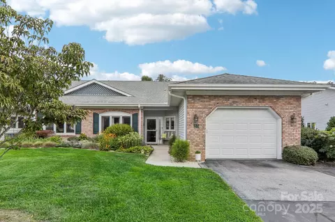 23 Country Meadows Ln, Hendersonville, NC 28792