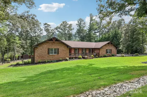 104 Robin Crest Dr, Hendersonville, NC 28791