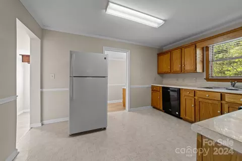 110 S Stephens St, Pilot Mountain, NC 27041 photo 8