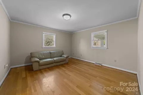 110 S Stephens St, Pilot Mountain, NC 27041 photo 5