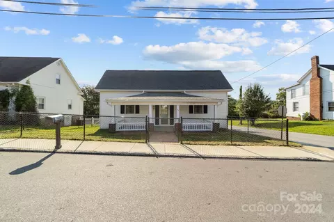 110 S Stephens St, Pilot Mountain, NC 27041