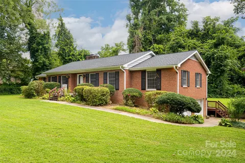 106 Yardley Ct, Hendersonville, NC 28739