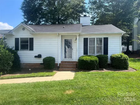 6031 Crape Myrtle Ln, Charlotte, NC 28216
