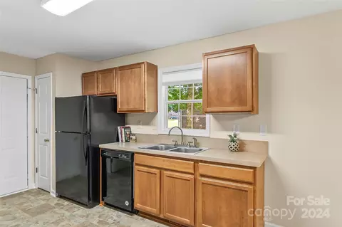 Kitchen - 1876 Summerfield Cir, Conover, NC 28613 photo 1 of 1