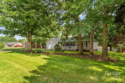 Exterior - 1876 Summerfield Cir, Conover, NC 28613 photo 2 of 7
