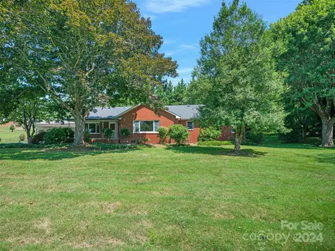 606 Sunset Dr, Burnsville, NC 28714