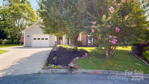 807 Woodlark Ct, Fletcher, NC 28732
