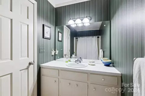 Bath - 5200 Wolfe Rd, Hickory, NC 28601 photo 1 of 4