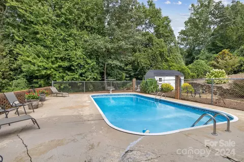Exterior - 5200 Wolfe Rd, Hickory, NC 28601 photo 6 of 7