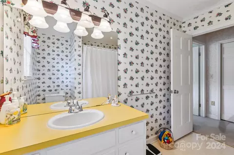 Bath - 5200 Wolfe Rd, Hickory, NC 28601 photo 2 of 4
